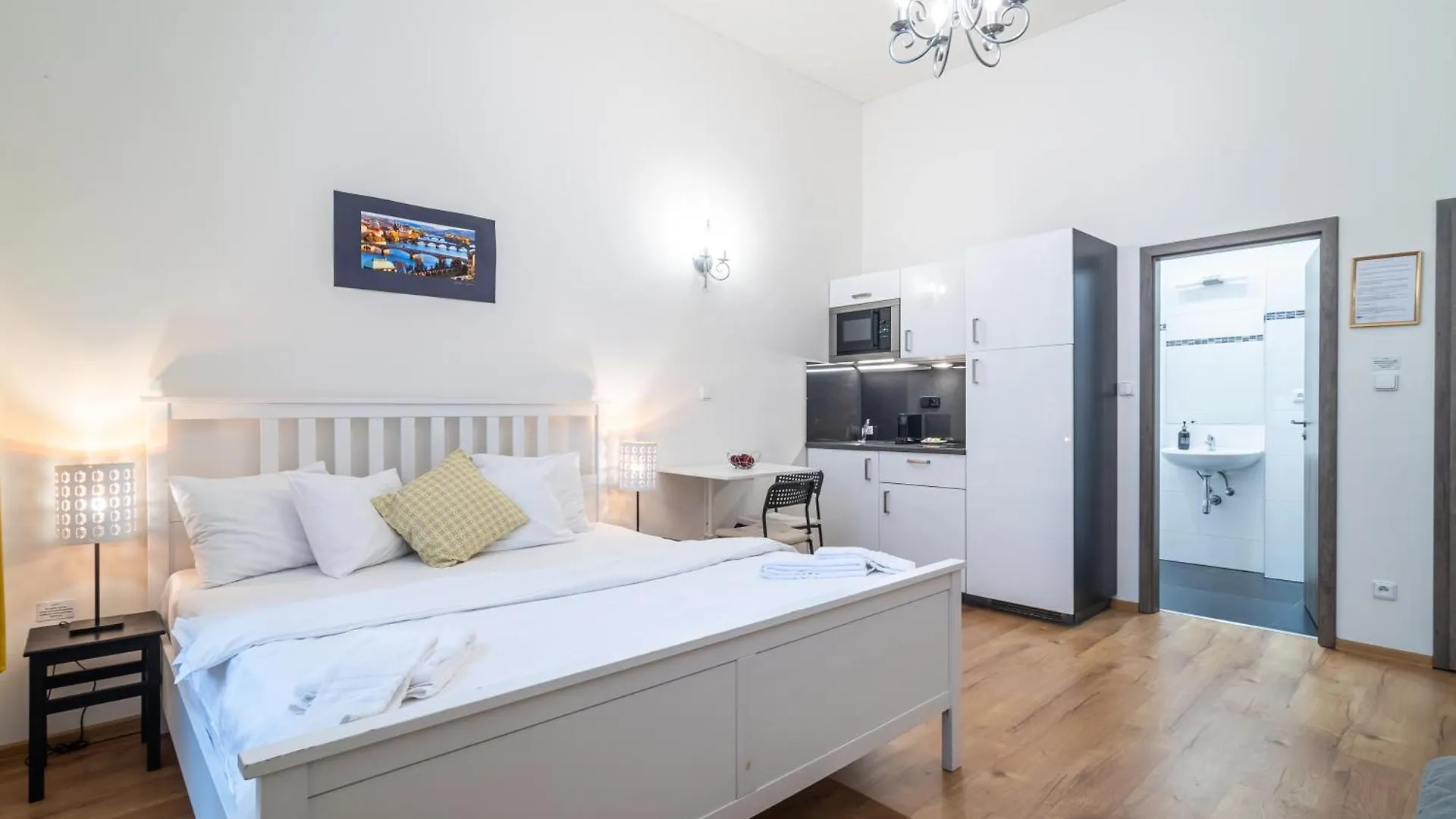 Royal Road Residence Praga 0*,