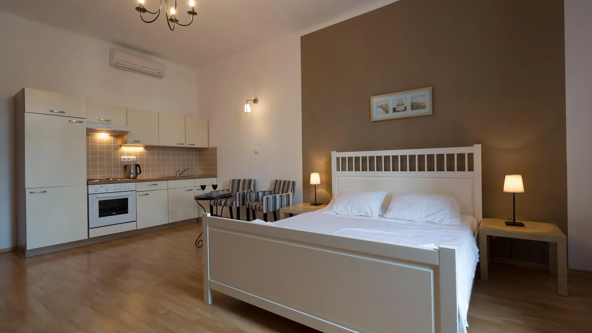 Royal Road Residence Praga 0*,  Czechy